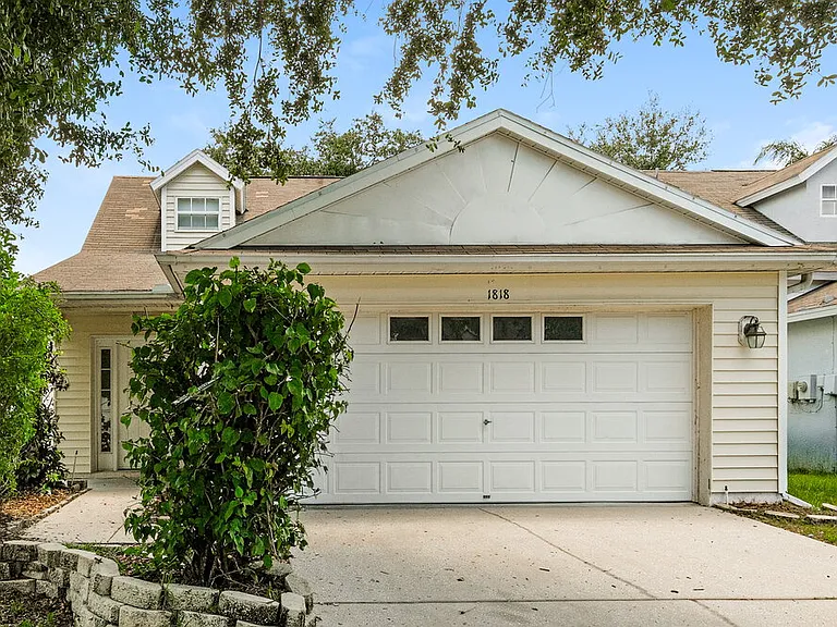 1818 Horsechestnut Ct — Photo 1