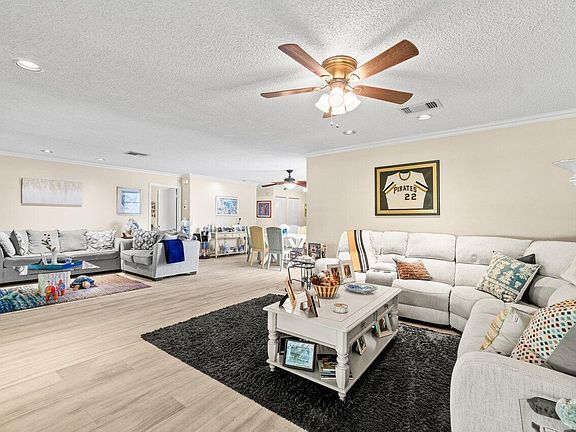 4th image of 4 Stratford Drive E #B