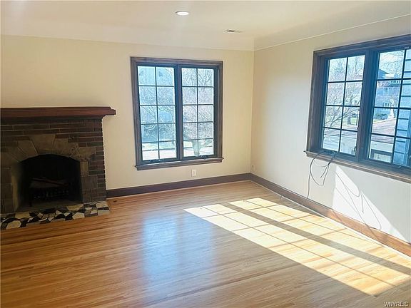 4th image of 273 Woodbridge Ave