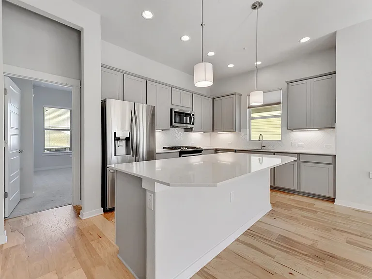 4622 Vaughan St — Photo 2