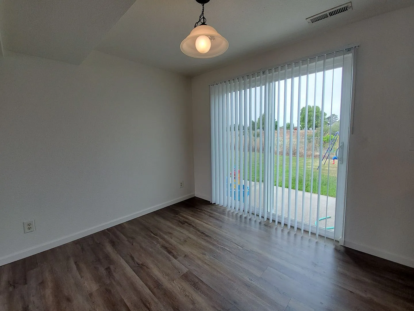 3 bedroom 1.5 Bath with large low maintenance backyard — Photo 2