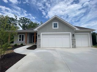 14982 Thousand Oaks Pl, Parkville, MO 64152