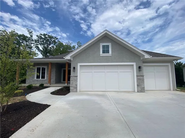 14982 Thousand Oaks Pl, Parkville, MO 64152