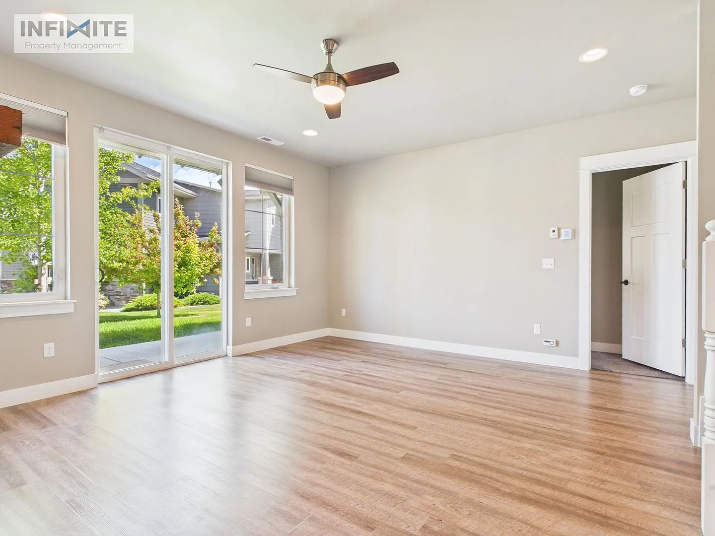 Spacious 4-Bedroom End-Unit Townhome with Two Primary Suites Dog Friendly! — Photo 3