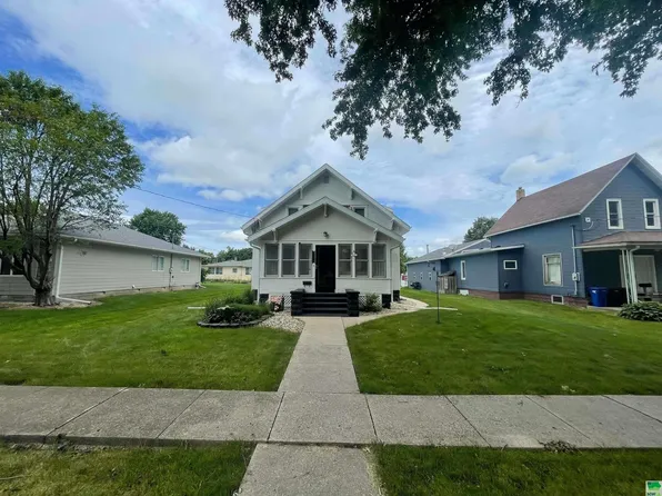 250 W Maple Dr, Hartley, IA 51346