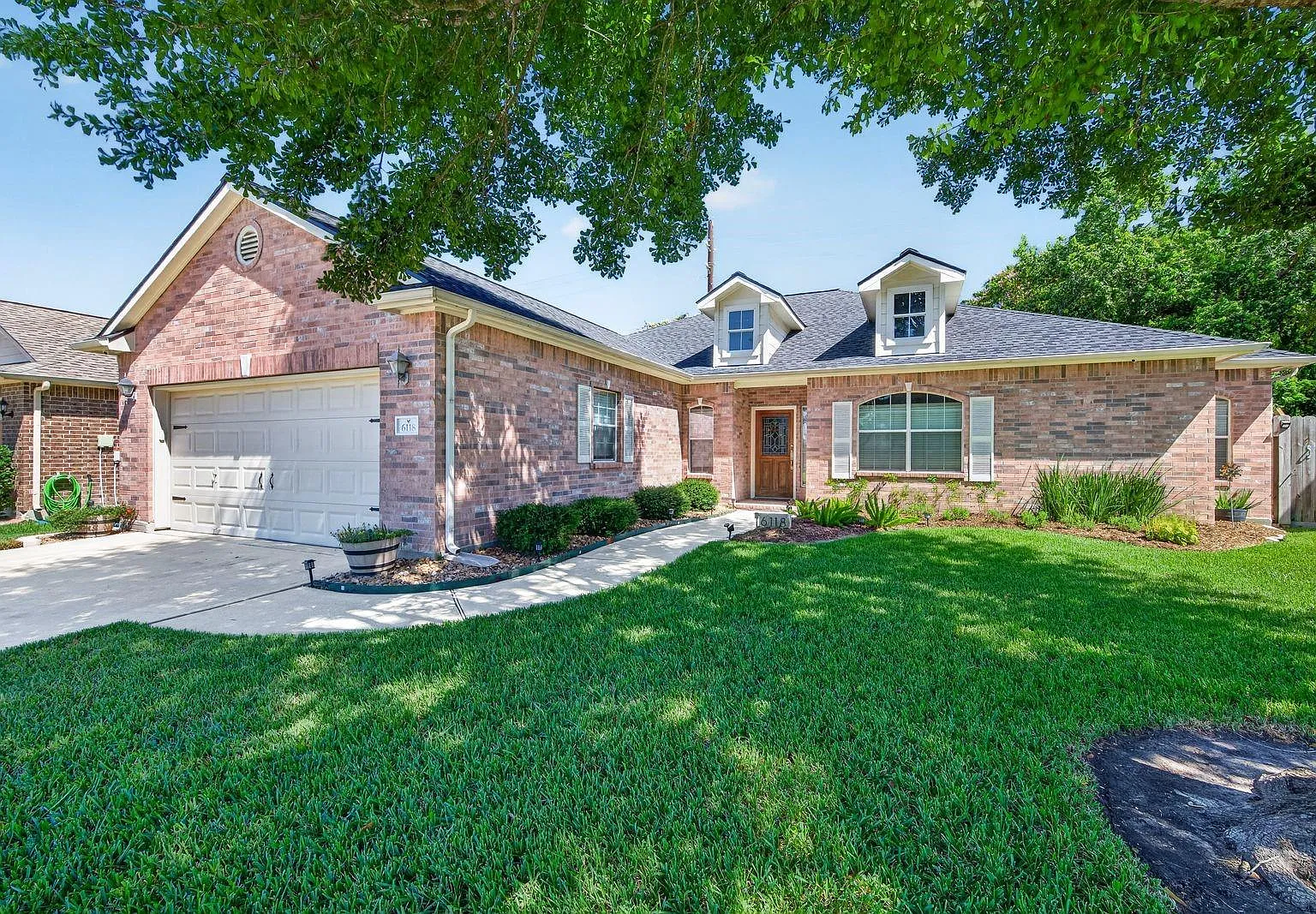3 bed, 2.0 bath, 2160 sqft, $2,595 — Photo 2