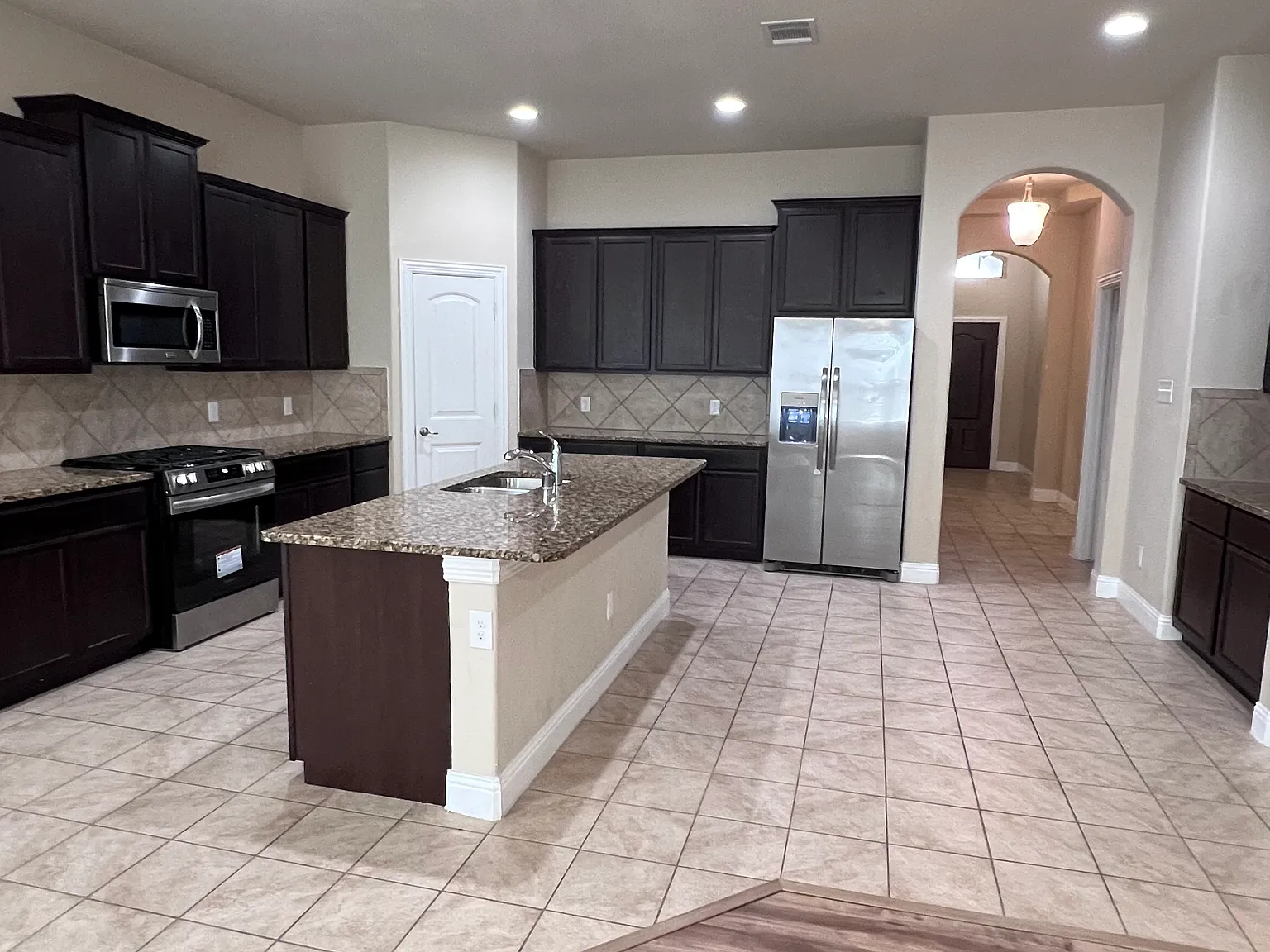 4 bed, 1956 sqft, $2,650 — Photo 4