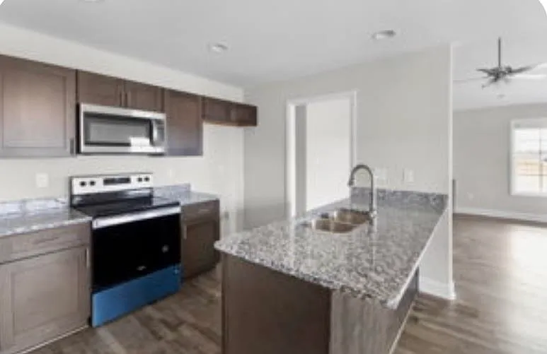 4 bed, 1609 sqft, $2,400 — Photo 2