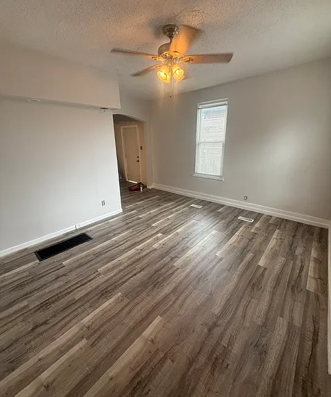 219 E Marceau St — Photo 2