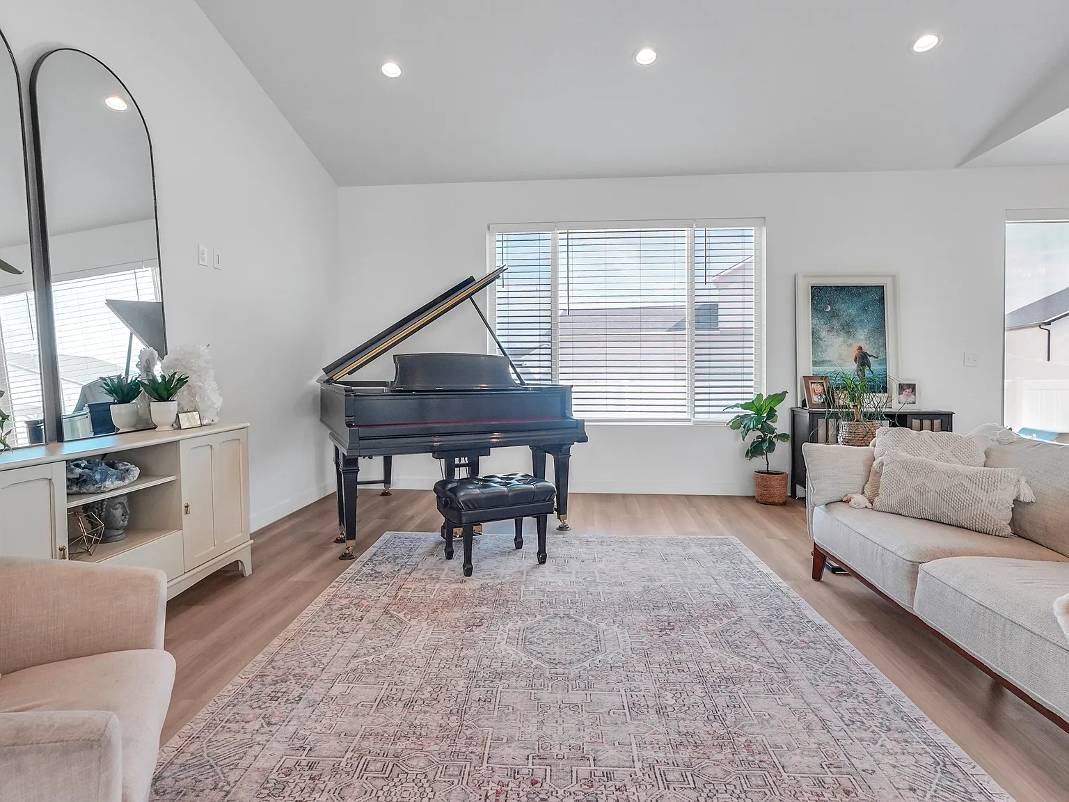 5 bed, 3328 sqft, $3,450 — Photo 4