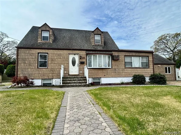 332 Paumanake Avenue, West Islip, NY 11795