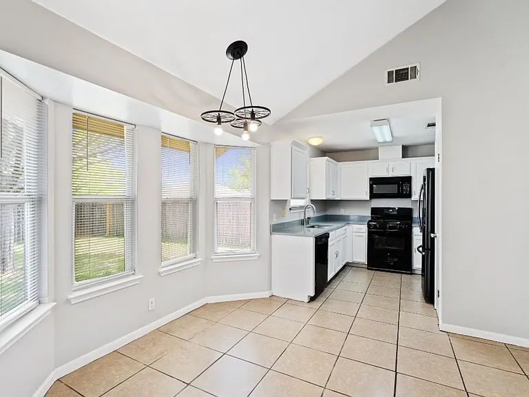 604 Maplecreek Dr — Photo 9