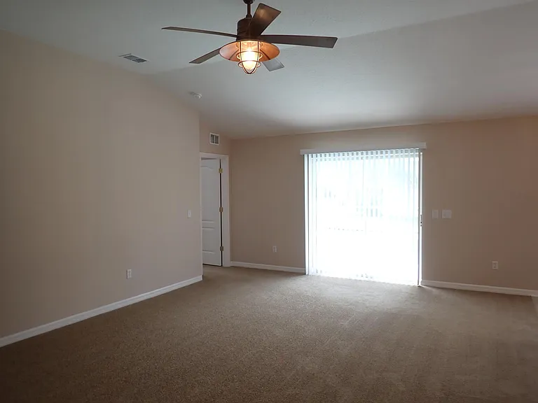 132 Berkshire Ln — Photo 5