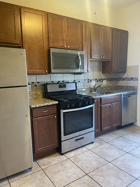 2 bed, 1.5 bath, 1200 sqft, $1,400 — Photo 2