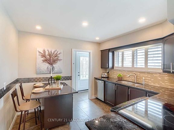 5th image of 371 Elizabeth St