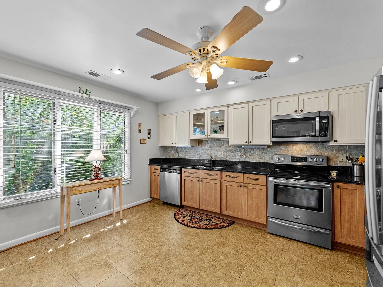 4 bed, 2550 sqft, $3,200 — Photo 3