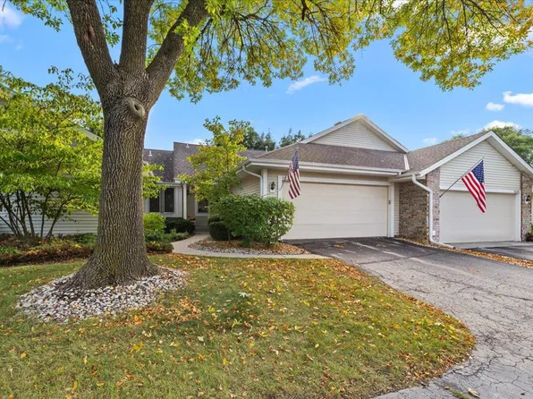 102 East Sutton PLACE #B, Waukesha, WI 53188