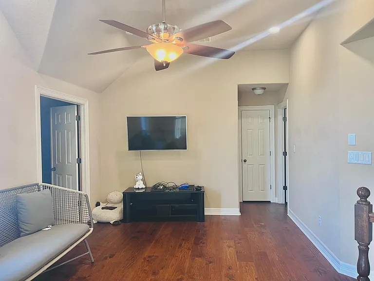 10905 Roy Butler Dr — Photo 22