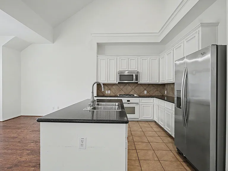 2416 Charleston St #A — Photo 10