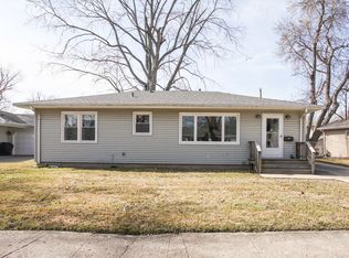 207 Meadowbrook Dr, Bloomington, IL
