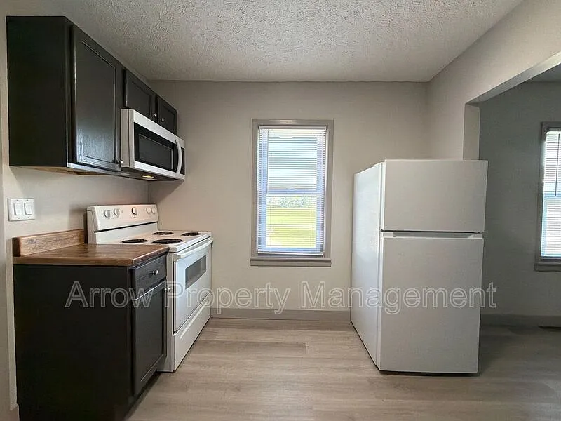 3 bed, 2.0 bath, $1,500 — Photo 2