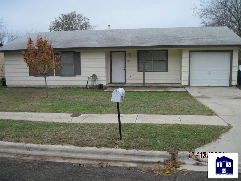 705 Traci Dr — Photo 9
