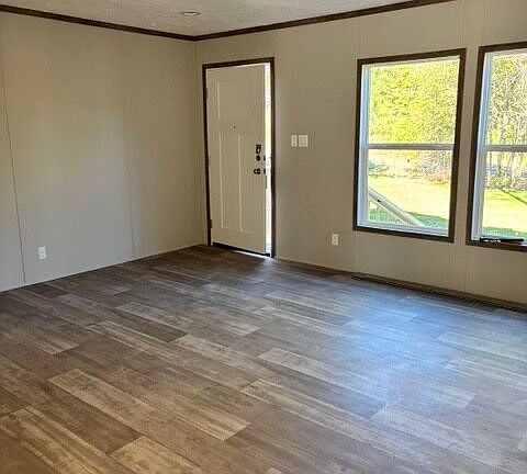 4th image of 555 Holliday Rd
