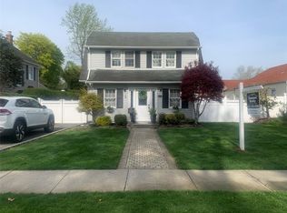 94 New York Ave, Smithtown, NY 11787