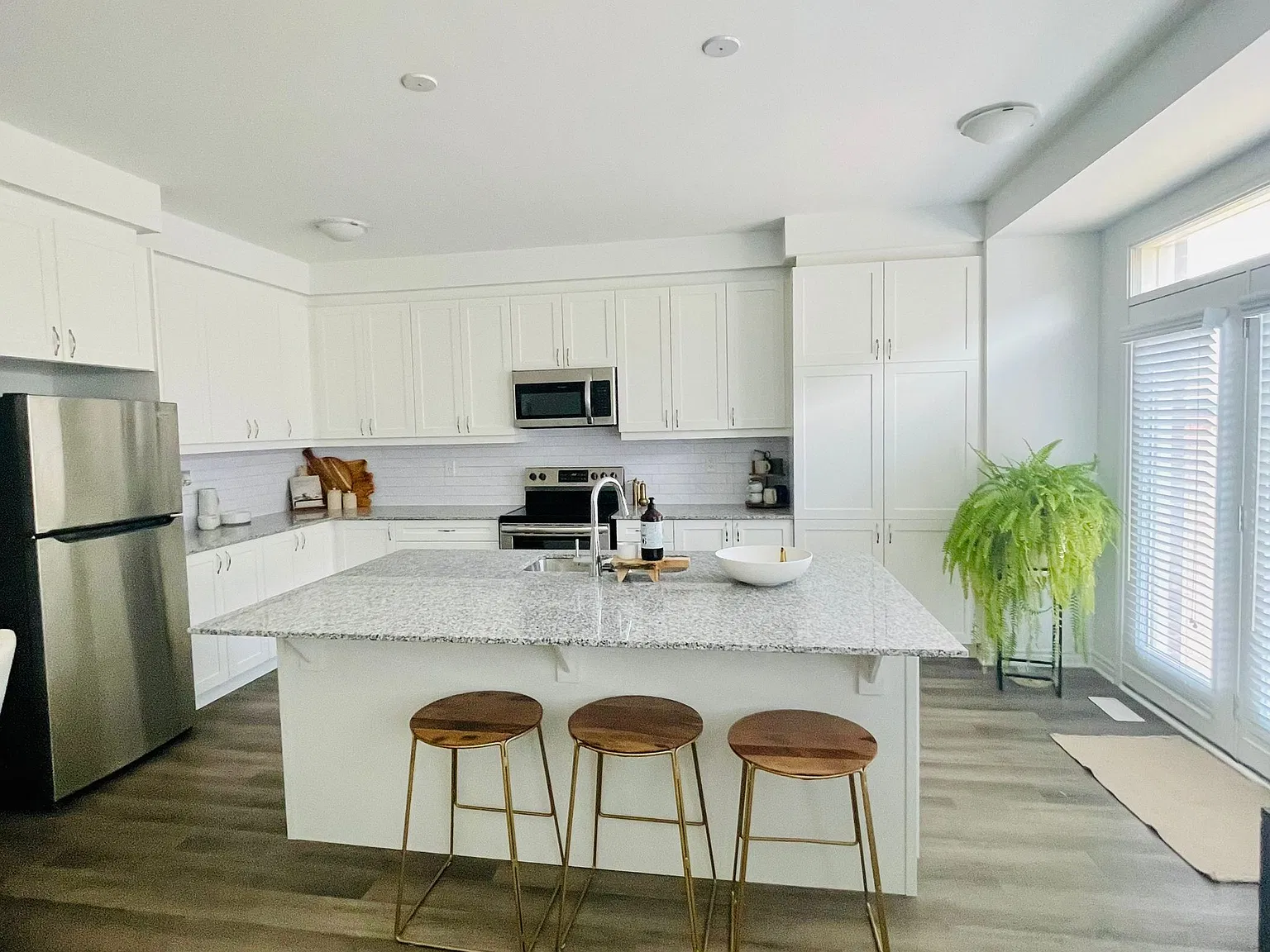 4 bed, $3,350 — Photo 2