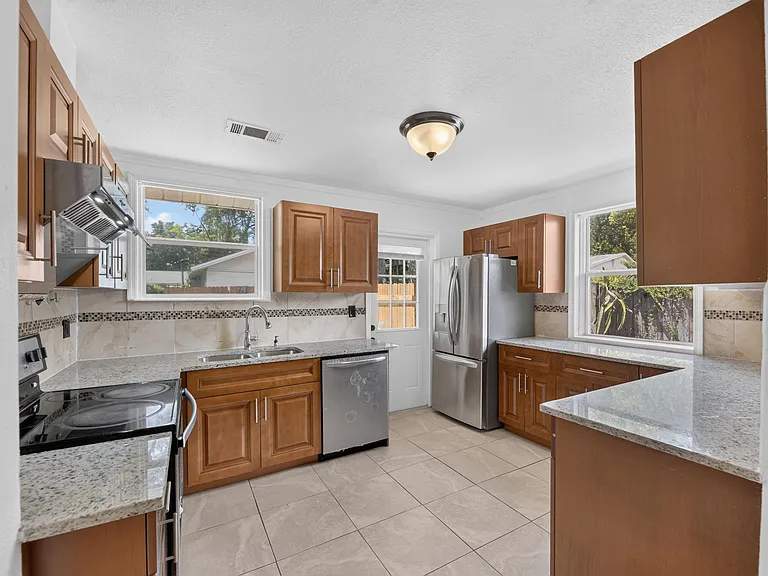 1005 E Flora St — Photo 19