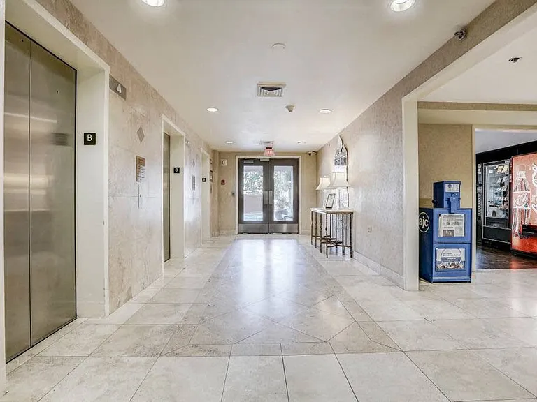 300 W Peachtree St NW #ID1299357P — Photo 18