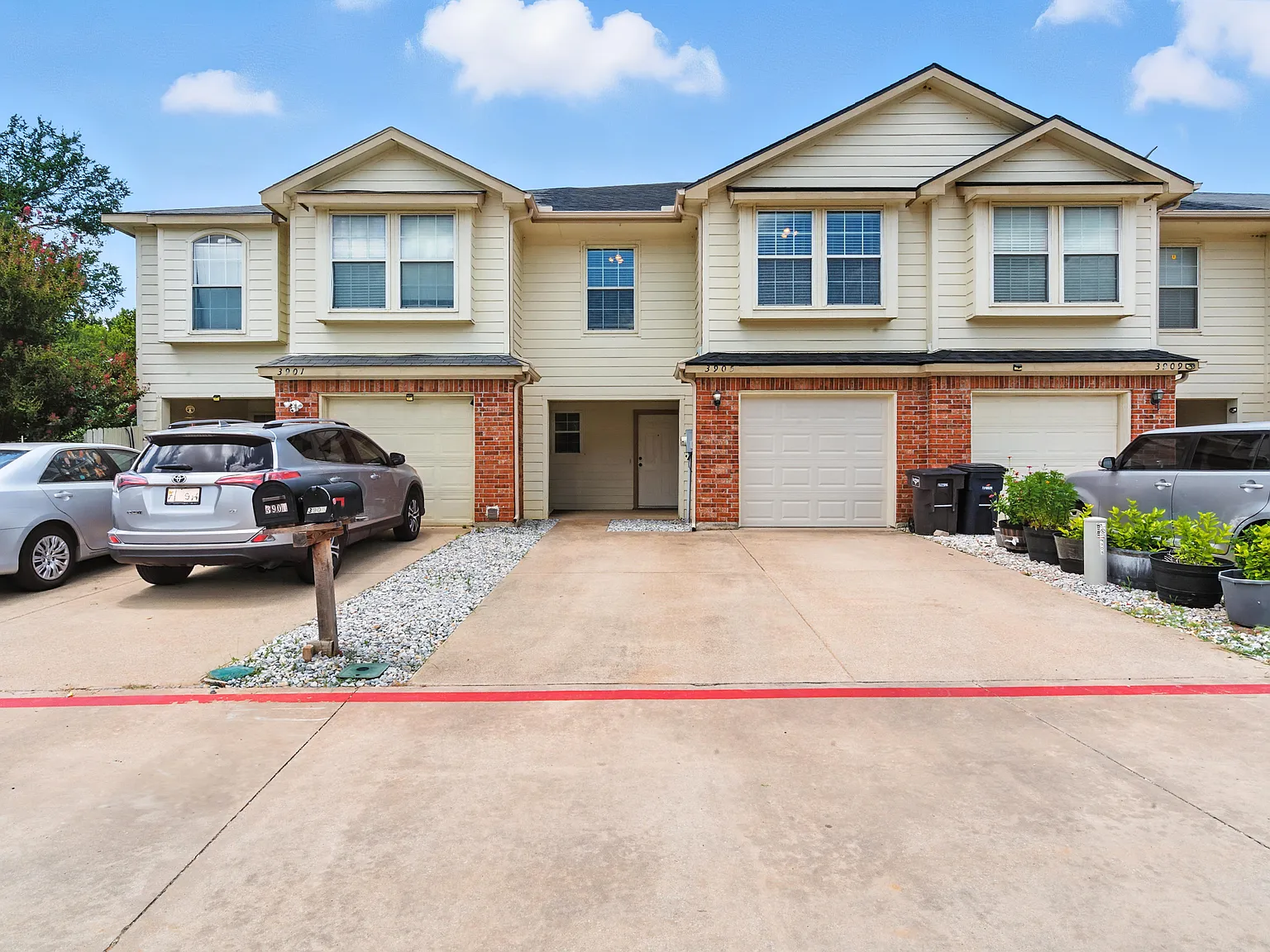 3 bed, 1890 sqft, $2,400 — Photo 1