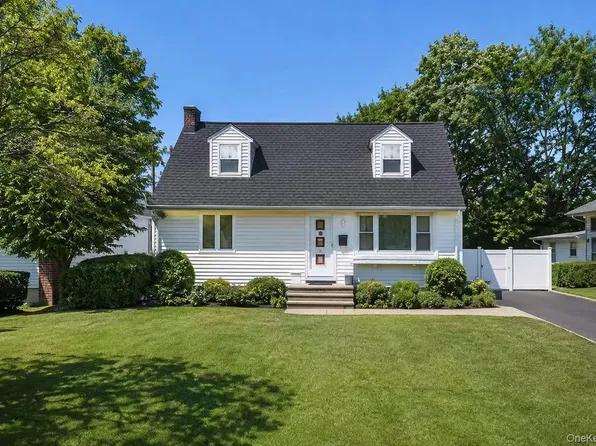 103 Nassau Drive, Albertson, NY 11507