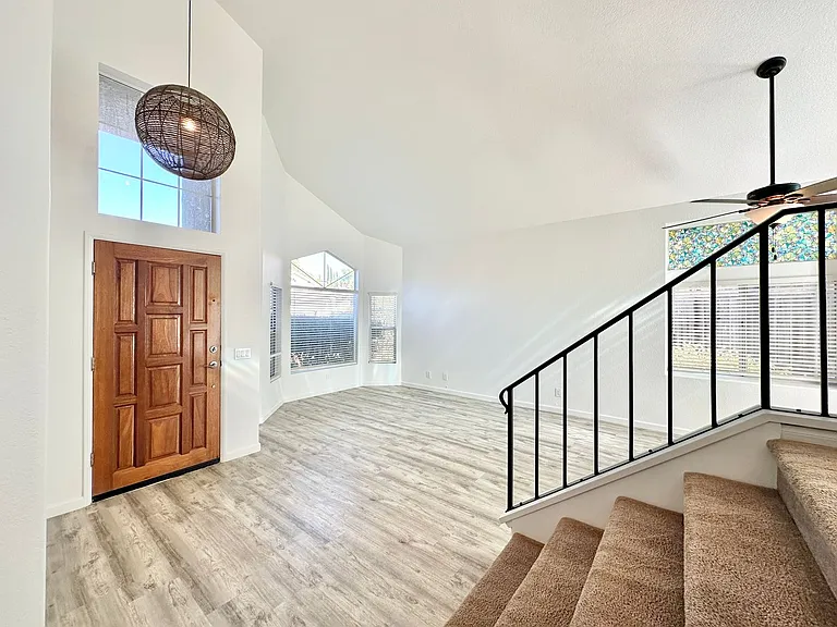 266 Royal Glen Dr — Photo 4