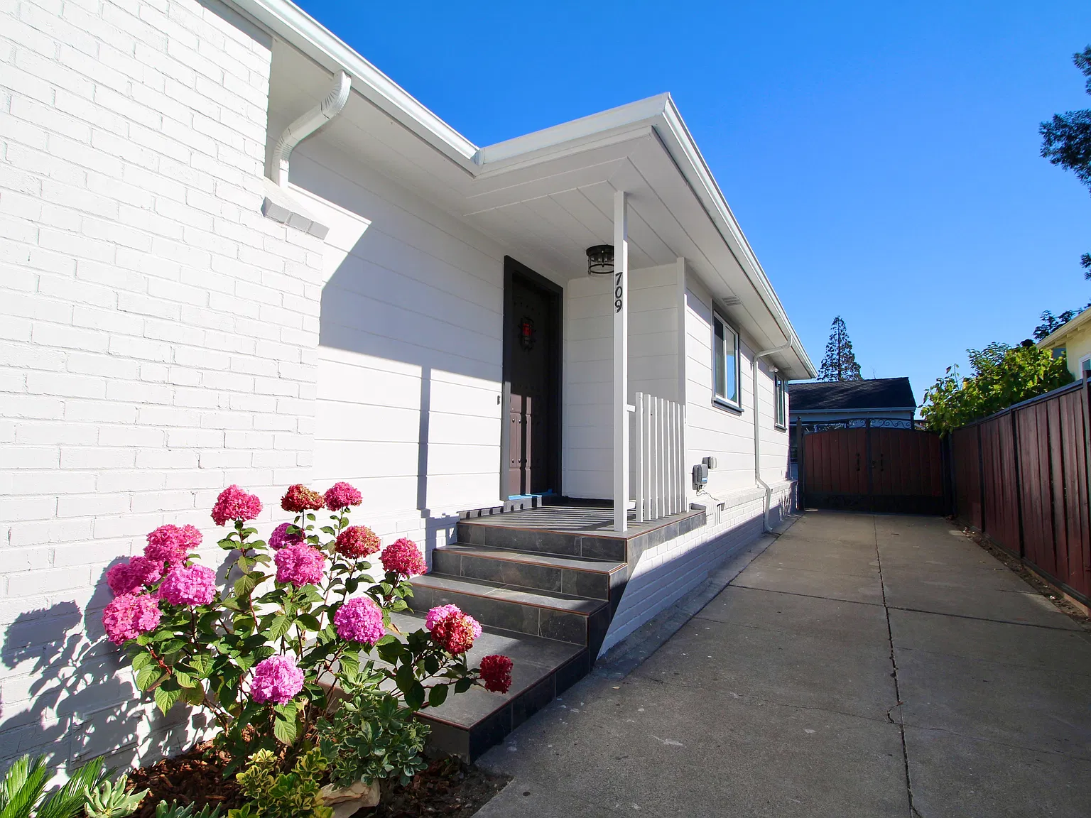 3 bed, 1685 sqft, $4,100 — Photo 2