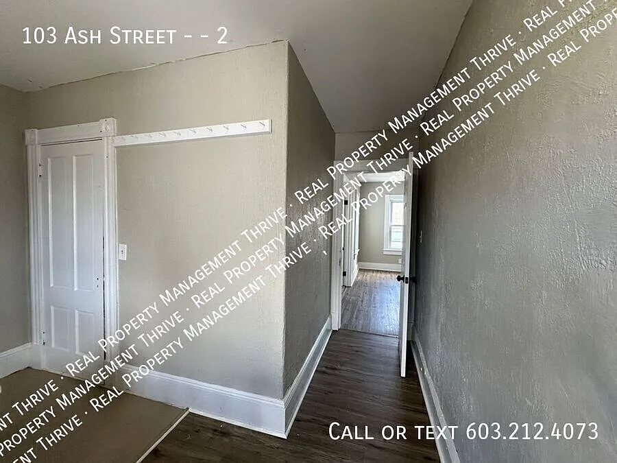 4 BR/2BA apartment with NEW floors, windows & paint - Upper Level - 2nd & 3rd Floor — Photo 2