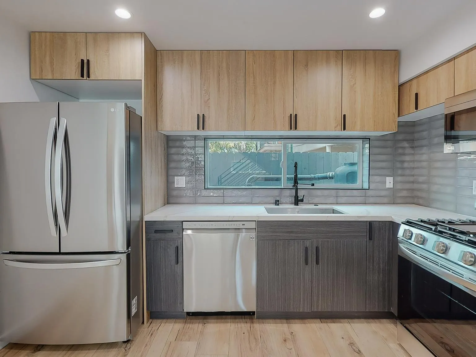2 bed, 880 sqft, $2,584 — Photo 2