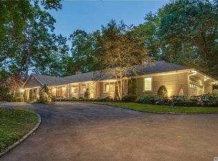 28 The Hollows E, East Norwich, NY 11732