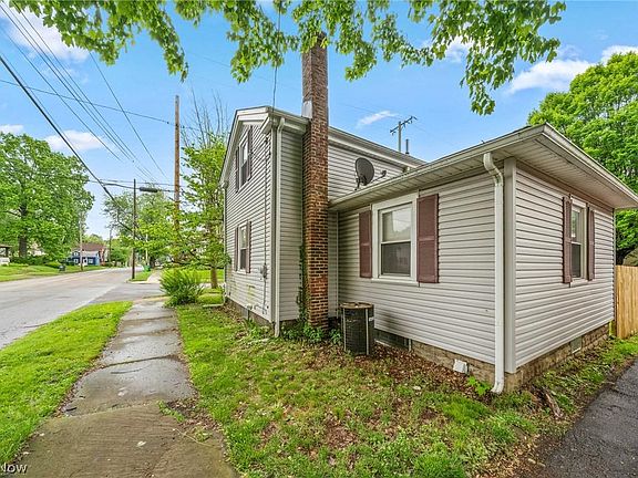 3rd image of 719 11th St NE