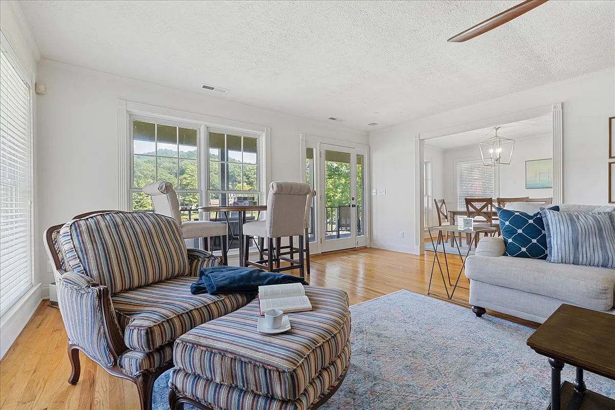3 bed, 2473 sqft, $2,900 — Photo 3