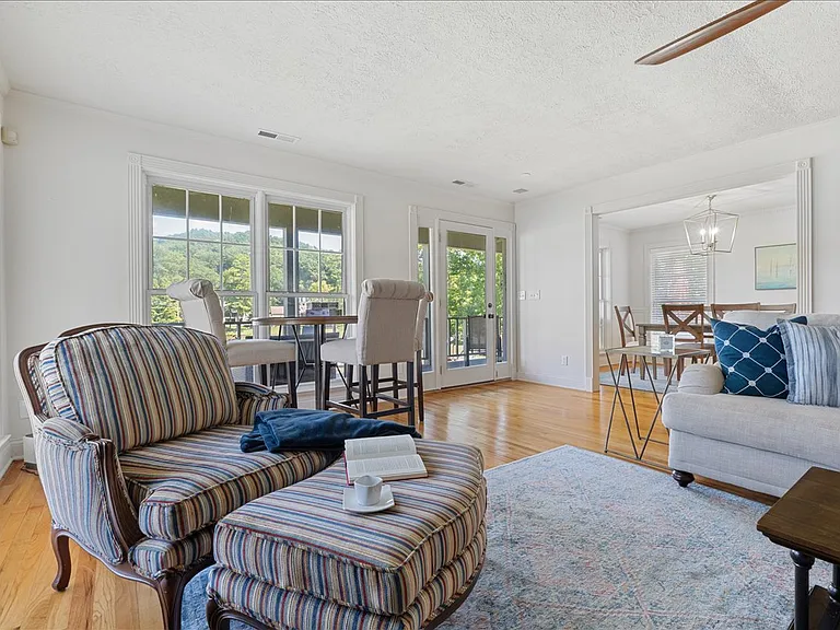 3700 Lindsey Ln — Photo 3