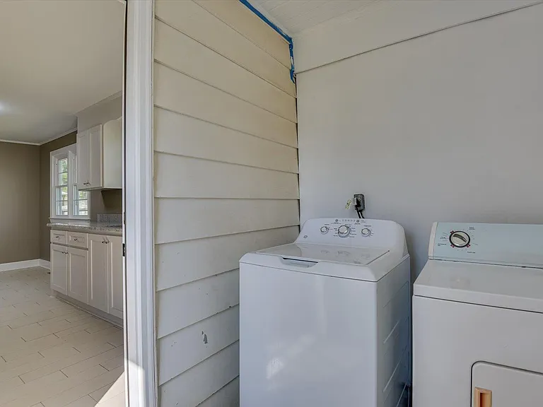 302 Burgess Dr — Photo 26
