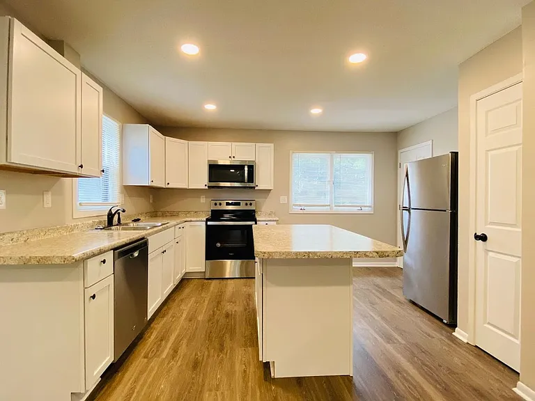 712 NW Linden St — Photo 10