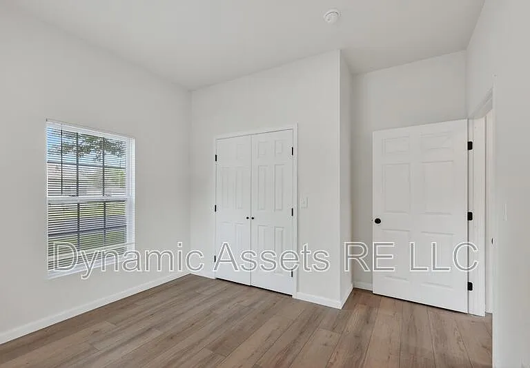 542 E 23rd St — Photo 27
