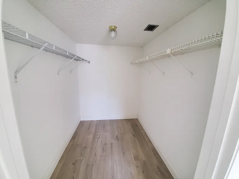 Sherwood Square Apartments — Photo 22