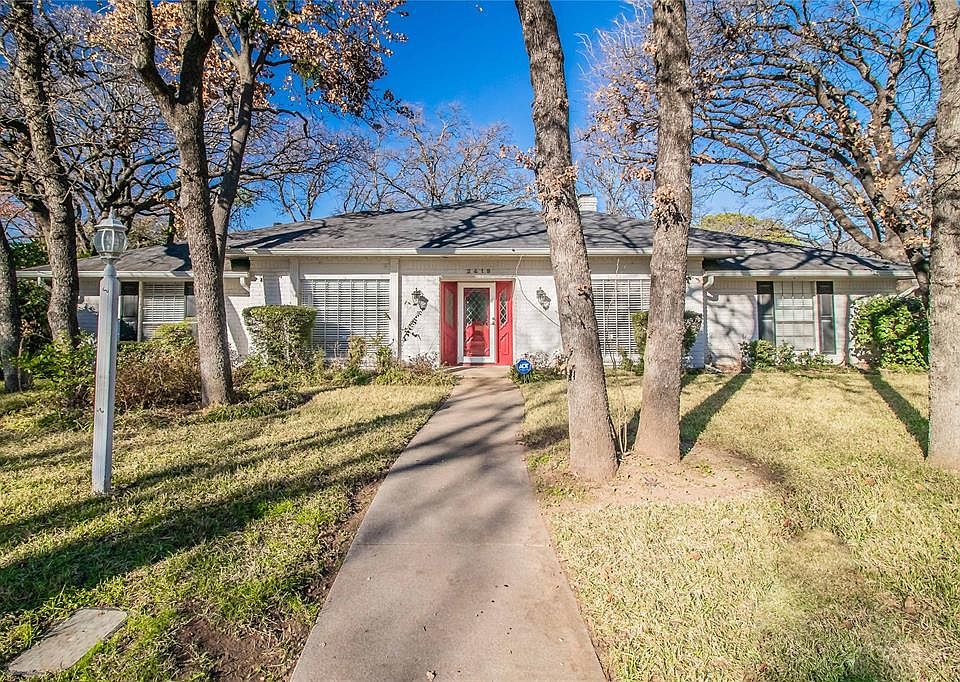 1st image of 2419 Lakeside Dr