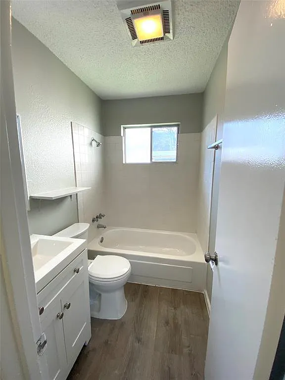2 bed, 1.0 bath, 641 sqft, $1,300 — Photo 3
