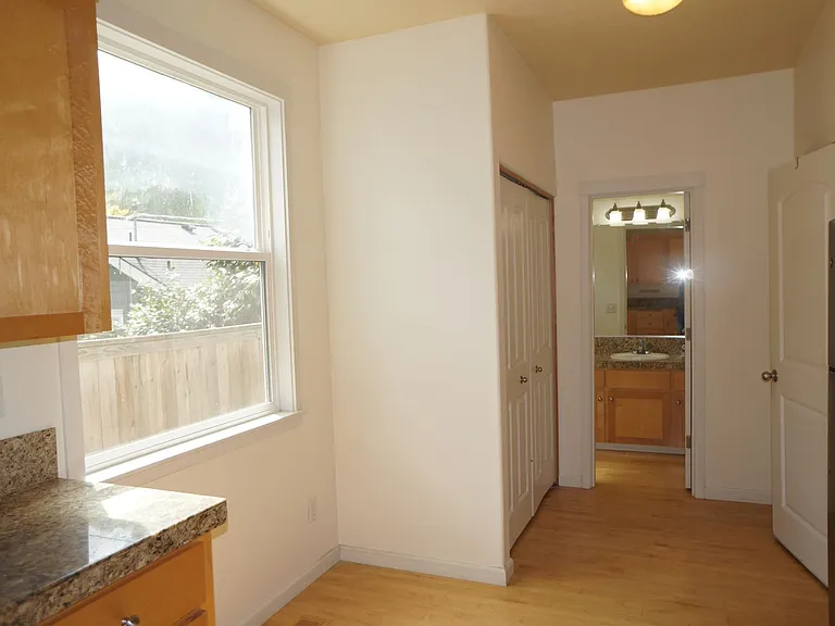 3822 SE Schiller St — Photo 9