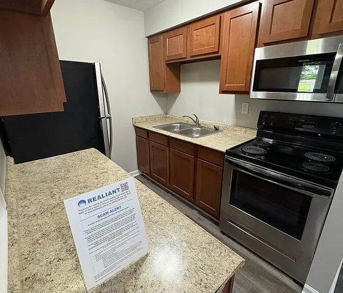 2021 Cambridge Dr #10 — Photo 9