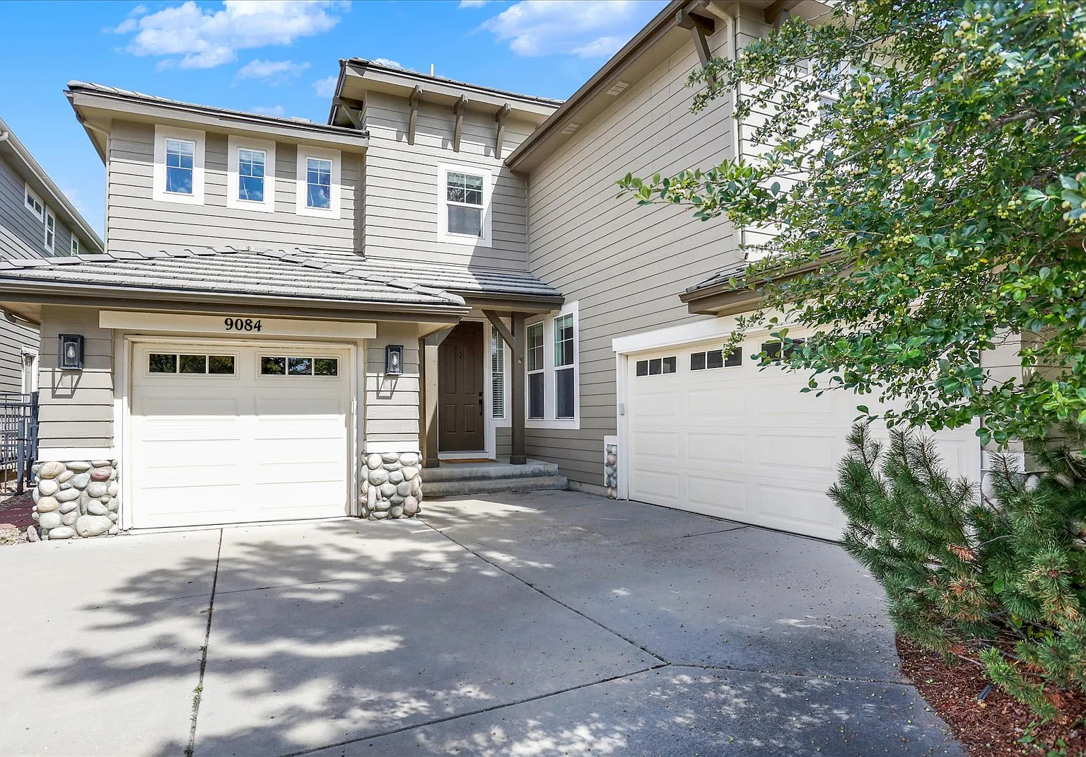 4 bed, 3.5 bath, 4827 sqft, $3,900 — Photo 1